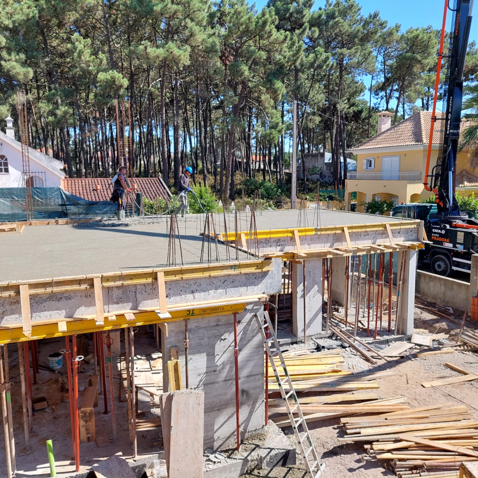 Betonagem de laje em execução